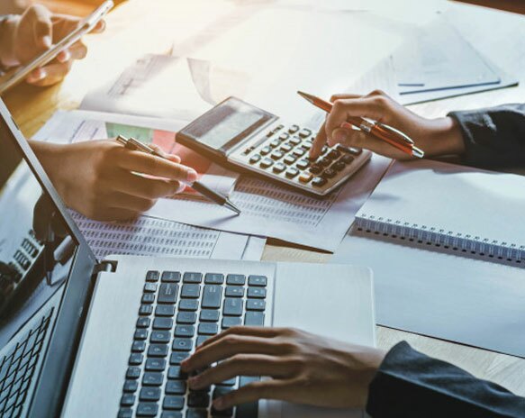 Fabricantes de seringas contratam e operam em três turnos