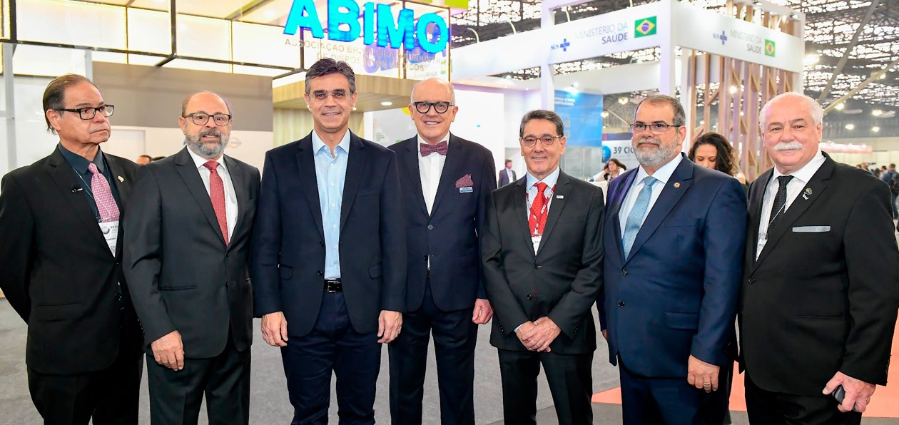 ABIMO pleiteia fortalecimento da indústria nacional em encontro com governador de São Paulo no 39º CIOSP