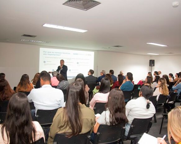 ABIMO realiza primeiro painel na Expo-Hospital Brasil e reúne especialistas para debater os rumos da regulação